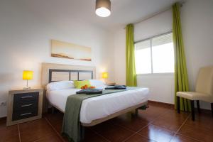 A bed or beds in a room at Holidays2Torremolinos Apartamento de 3 dormitorios con terraza y piscina comunitaria