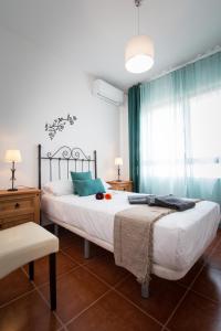 A bed or beds in a room at Holidays2Torremolinos Apartamento de 3 dormitorios con terraza y piscina comunitaria