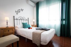 A bed or beds in a room at Holidays2Torremolinos Apartamento de 3 dormitorios con terraza y piscina comunitaria