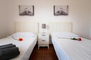 A bed or beds in a room at Holidays2Torremolinos Apartamento de 3 dormitorios con terraza y piscina comunitaria