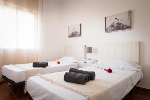 A bed or beds in a room at Holidays2Torremolinos Apartamento de 3 dormitorios con terraza y piscina comunitaria