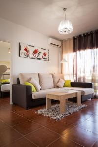 A seating area at Holidays2Torremolinos Apartamento de 3 dormitorios con terraza y piscina comunitaria
