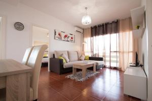 A seating area at Holidays2Torremolinos Apartamento de 3 dormitorios con terraza y piscina comunitaria