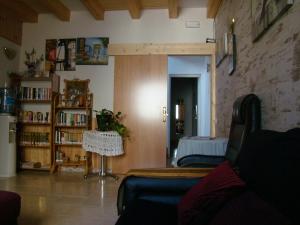 ein Wohnzimmer mit Sofa und Bücherregal in der Unterkunft Hostal Platja in Cambrils