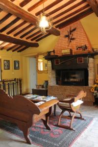 - un salon avec une table et une cheminée dans l'établissement Casale San Marco B&B, à Piccione