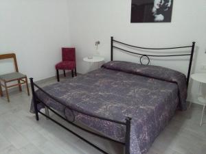 - une chambre avec un lit, 2 tables et des chaises dans l'établissement Caltagirone Casa Serena, à Caltagirone