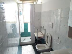La salle de bains est pourvue d'une douche et de toilettes. dans l'établissement Caltagirone Casa Serena, à Caltagirone