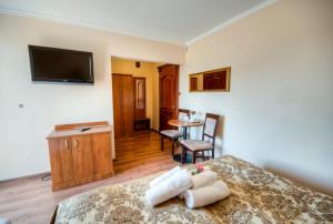 ein Schlafzimmer mit einem Bett mit zwei Handtüchern darauf in der Unterkunft Villa Meridian in Trzęsacz