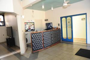 una habitación con una sala de espera con una puerta y un mostrador en Hotel Varandas Araraquara, en Araraquara