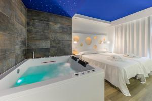 Łóżko lub łóżka w pokoju w obiekcie Welikehotel Triton Beach