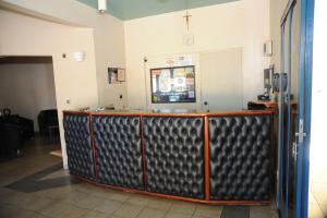 a bar in a waiting room with a counter at Hotel Varandas Araraquara in Araraquara