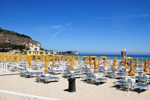 モンデッロにあるCasa Relax Mondelloの浜辺の椅子・傘