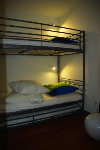 ヴァロン・ポン・ダルクにあるla maison bleueのベッドルーム1室(二段ベッド2組、枕付)