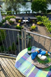 una mesa con un plato de comida y una botella de vino en Ferienwohnung Weis, en Zell an der Mosel