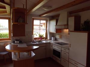 Kuchyňa alebo kuchynka v ubytovaní Ferienwohnung Annele + 13 fotografií