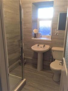 ein Badezimmer mit Toilette und Waschbecken in der Unterkunft Sea Haven Northumberland in Seahouses