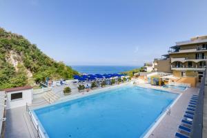 Bazén v ubytovaní Best Western Hotel La Solara alebo v jeho blízkosti