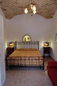 カラマーニコ・テルメにあるCasale Albericoのベッドルーム1室(ベッド1台、ナイトスタンド2台付)