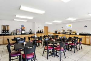 un comedor con mesas y sillas en un restaurante en Days Inn & Suites by Wyndham Kanab, en Kanab