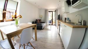 Kuchyňa alebo kuchynka v ubytovaní Apartamenty Karkonoskie