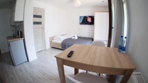 Televízia a/alebo spoločenská miestnosť v ubytovaní Apartamenty Karkonoskie