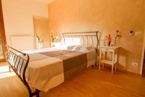 ein Schlafzimmer mit einem Bett und einem Tisch mit einem Nachttisch in der Unterkunft B&B GARDA IN in Gardone Riviera