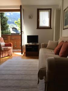 sala de estar con sofá y TV en Villa Fiordaliso, en Bormio