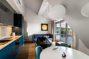 a kitchen and living room with a table and chairs at Zydroji Pakrante in Nida