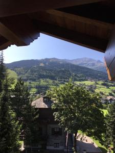 una casa con vistas a las montañas en Villa Fiordaliso, en Bormio