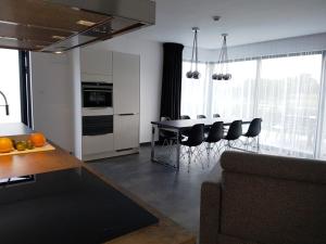 グジボボにある5 Zmysłów akademia wypoczynku Domkiのキッチン、リビングルーム(テーブル、椅子付)