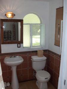 a bathroom with a toilet and a sink at Posada San Francisco in Tequisquiapan