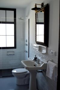 A bathroom at Ohana Apartamento Rural Még 28 kép
