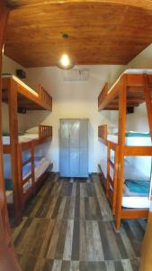 Tempat tidur susun dalam kamar di Savana Hostel