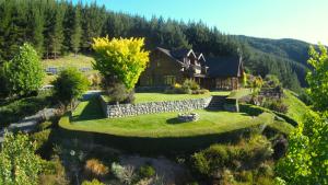 uma vista aérea de uma casa numa colina em Stonefly Lodge em Stanley Brook