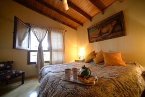 Un dormitorio con una cama con una bandeja de comida encima. en bella alegria, en Mar de las Pampas