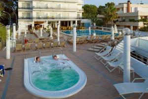 Basen w obiekcie Bellamar Hotel Beach & Spa lub w pobliżu