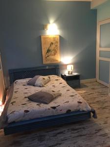 um quarto com uma cama e duas mesas com candeeiros em Le Chant Des Oiseaux em Magny-les-Hameaux