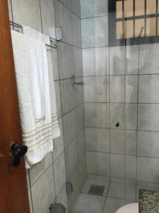 Un baño con ducha con puerta de cristal. en Apart Porto Jangada Suíte Vista Mar, en Fortaleza