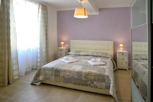 1 dormitorio con 1 cama grande y 2 mesitas de noche en Ognissanti 67, en Florencia