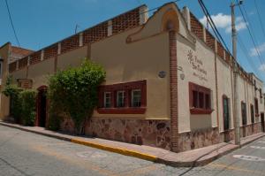 a building on the side of a street at Posada San Francisco in Tequisquiapan