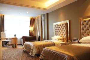 Tempat tidur dalam kamar di Glarun Jinling Hotel