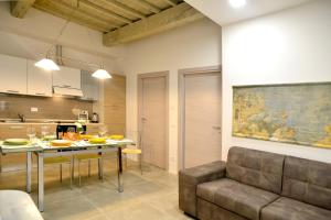 una sala de estar con un sofá y una mesa en Ognissanti 67, en Florencia 14 fotos más