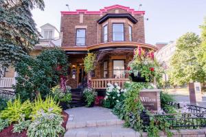 a brick house with flowers in front of it at Le Widor in Quebec City