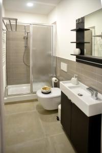 ein Bad mit einer Dusche, einem WC und einem Waschbecken in der Unterkunft Ognissanti 67 in Florenz