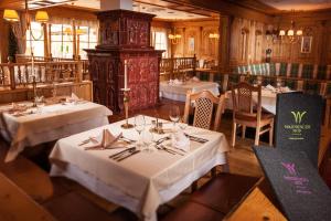 A restaurant or other place to eat at Waidringer Hof 4 Sterne Superior