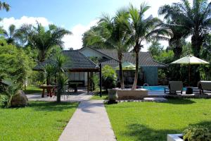 een resort met een zwembad en palmbomen bij Villa Raeya in Ao Nang Beach