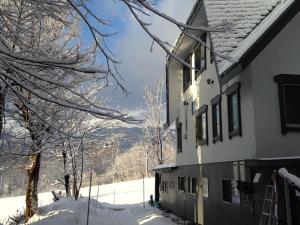 Hakuba Slopeside Chalet om vinteren