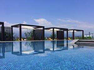 una piscina con ombrelloni in cima a un edificio di Dancewoods Hotel a Wujie