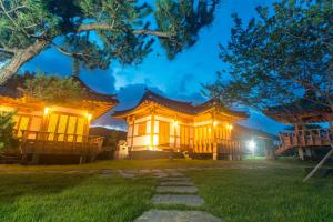 Canopus Resort Pension في سيوجويبو: مبنى به انوار في ساحة بالليل