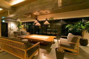 The GrandWest Arashiyama في كيوتو: غرفة معيشة مع طاولة وكراسي خشبية